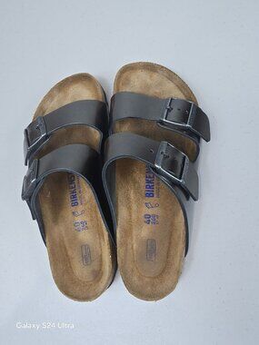 Birkenstock Arizona Soft Footbed Sandals in a metallic silver leather size 9